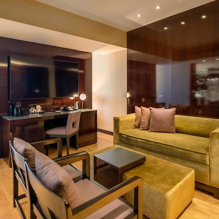 Hyatt Regency Barcelona Tower Hotel L'Hospitalet de Llobregat Kültér fotó A suite at the hotel