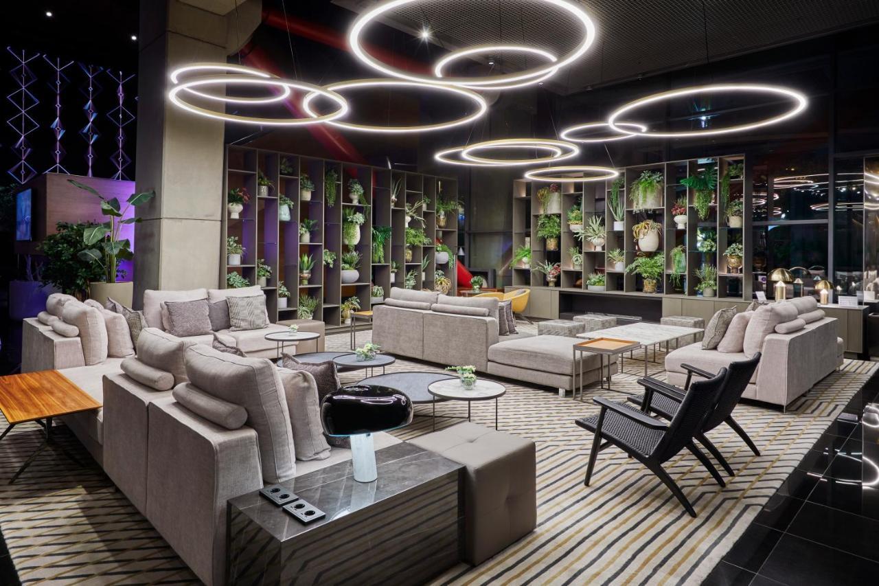 Hyatt Regency Barcelona Tower Hotel L'Hospitalet de Llobregat Kültér fotó The lounge at the airport