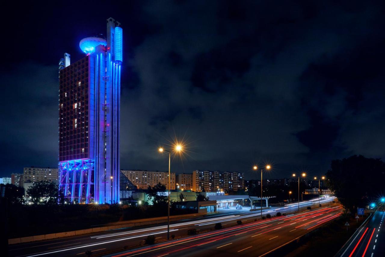 Hyatt Regency Barcelona Tower Hotel L'Hospitalet de Llobregat Kültér fotó The hotel at night