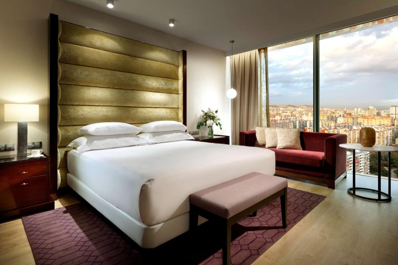 Hyatt Regency Barcelona Tower Hotel L'Hospitalet de Llobregat Kültér fotó A bedroom at the Mandarin Oriental, Barcelona