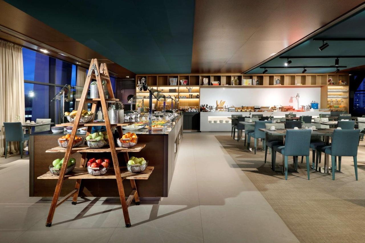 Hyatt Regency Barcelona Tower Hotel L'Hospitalet de Llobregat Kültér fotó The restaurant