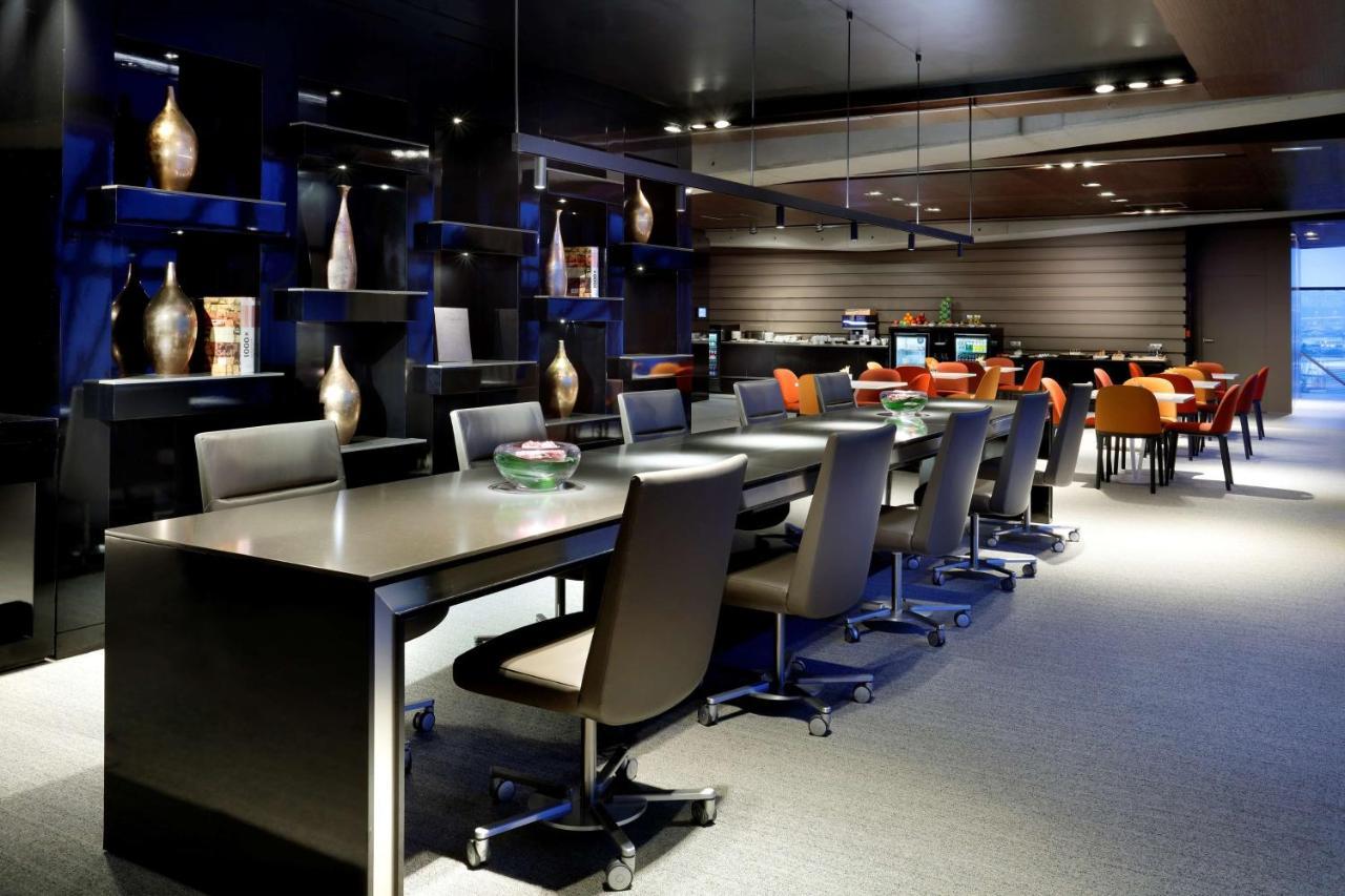 Hyatt Regency Barcelona Tower Hotel L'Hospitalet de Llobregat Kültér fotó The business centre at the airport