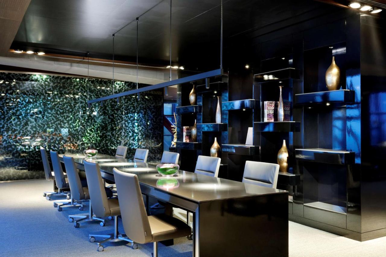 Hyatt Regency Barcelona Tower Hotel L'Hospitalet de Llobregat Kültér fotó The interior of the lounge