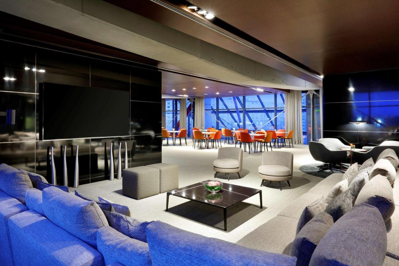 Hyatt Regency Barcelona Tower Hotel L'Hospitalet de Llobregat Kültér fotó The lounge at the airport