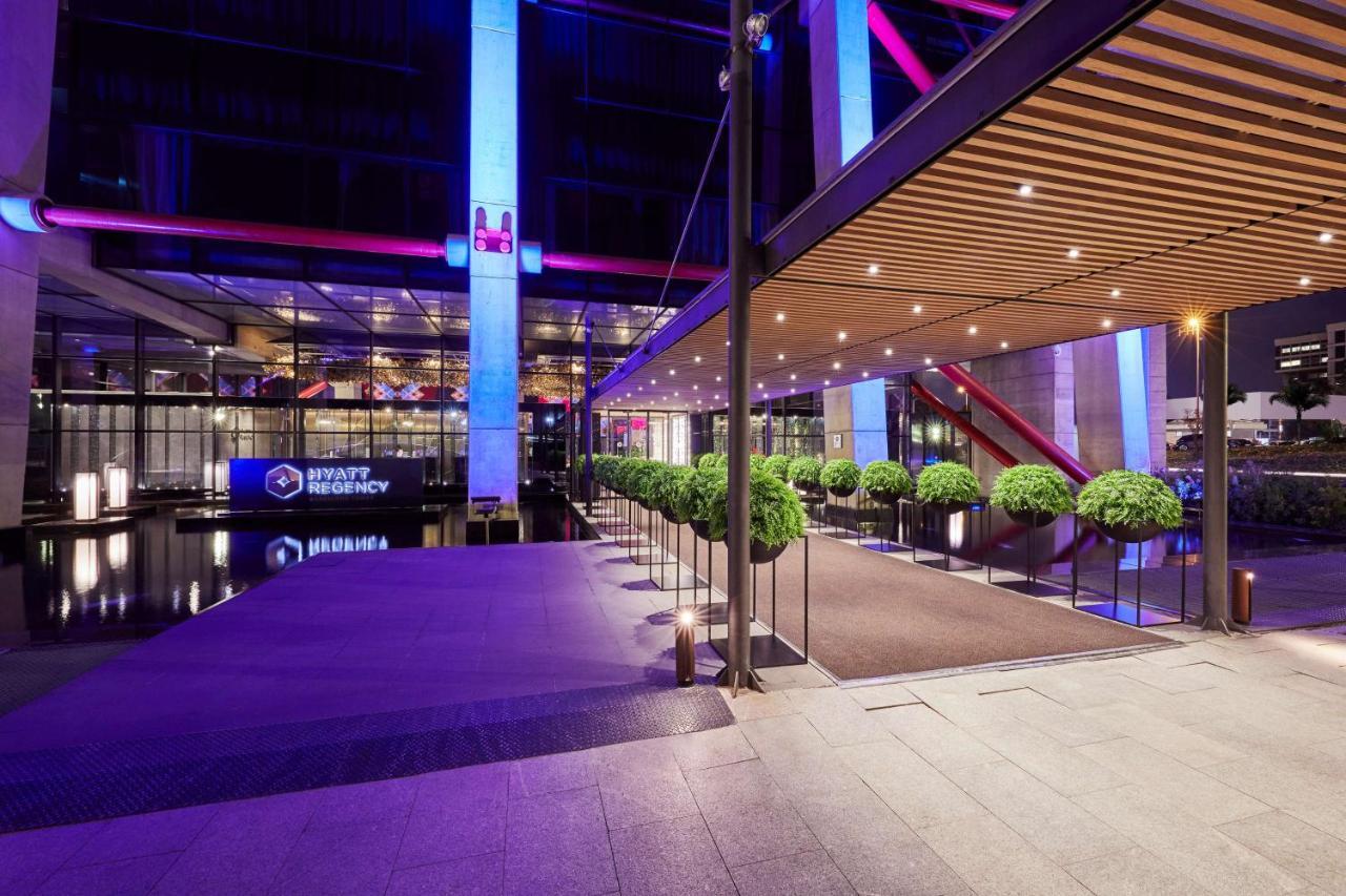 Hyatt Regency Barcelona Tower Hotel L'Hospitalet de Llobregat Kültér fotó The lobby of the terminal