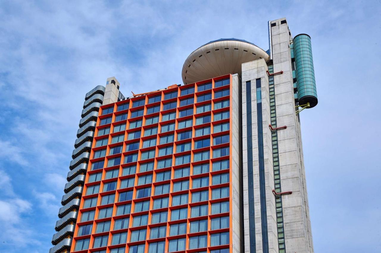 Hyatt Regency Barcelona Tower Hotel L'Hospitalet de Llobregat Kültér fotó The distinctive orange windows of the Lada Bank headquarters in Moscow