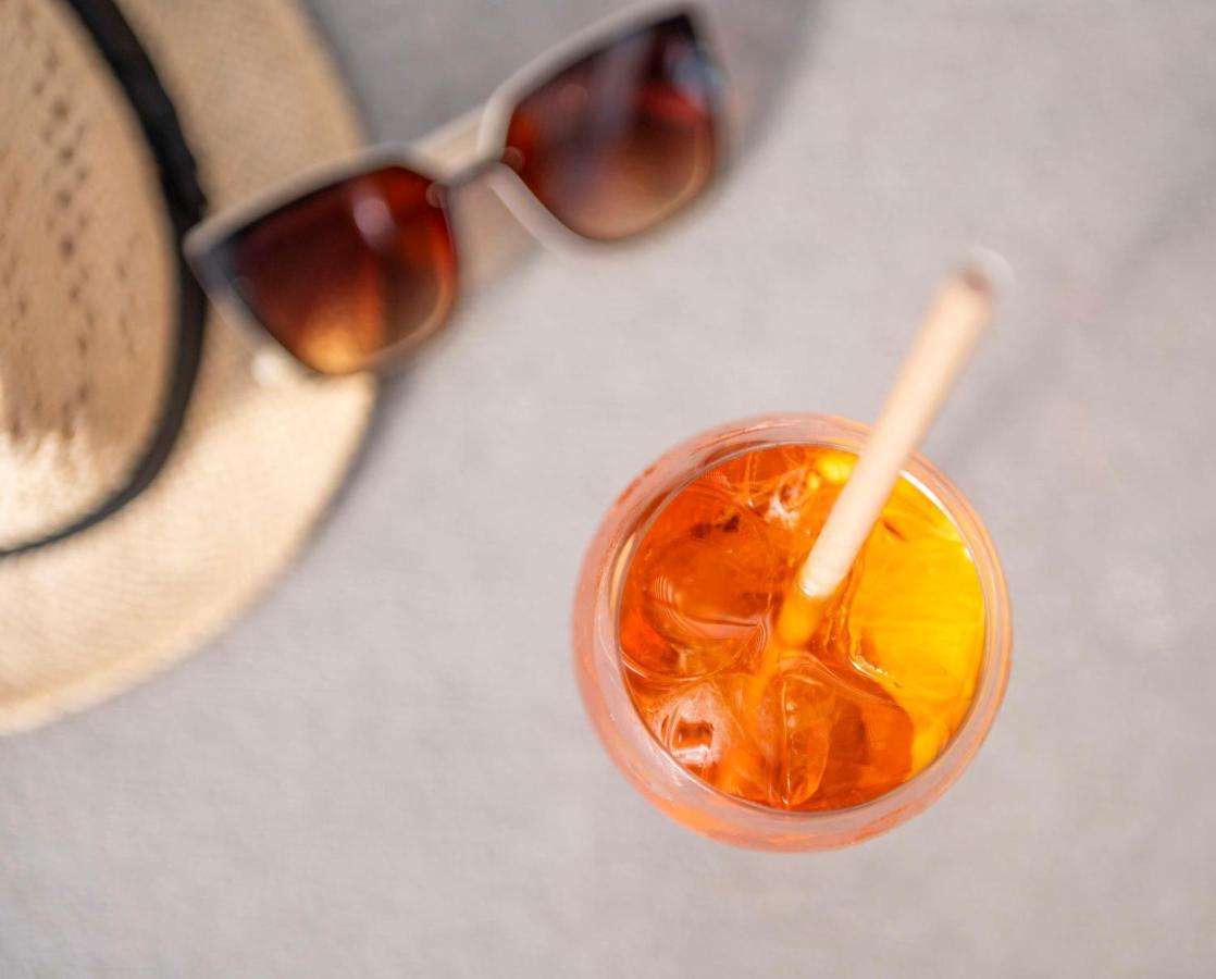 Hyatt Regency Barcelona Tower Hotel L'Hospitalet de Llobregat Kültér fotó A glass of Aperol Spritz