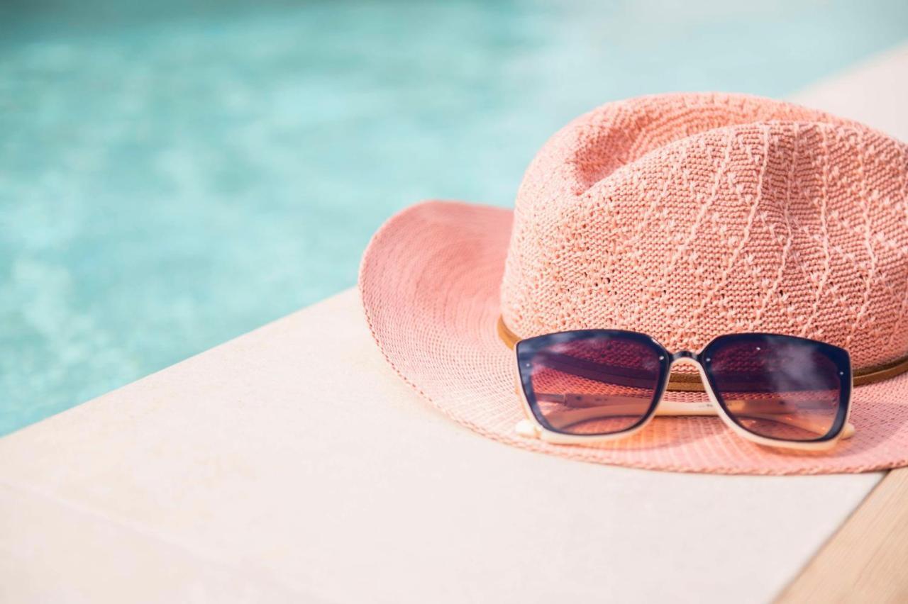 Hyatt Regency Barcelona Tower Hotel L'Hospitalet de Llobregat Kültér fotó A hat and sunglasses