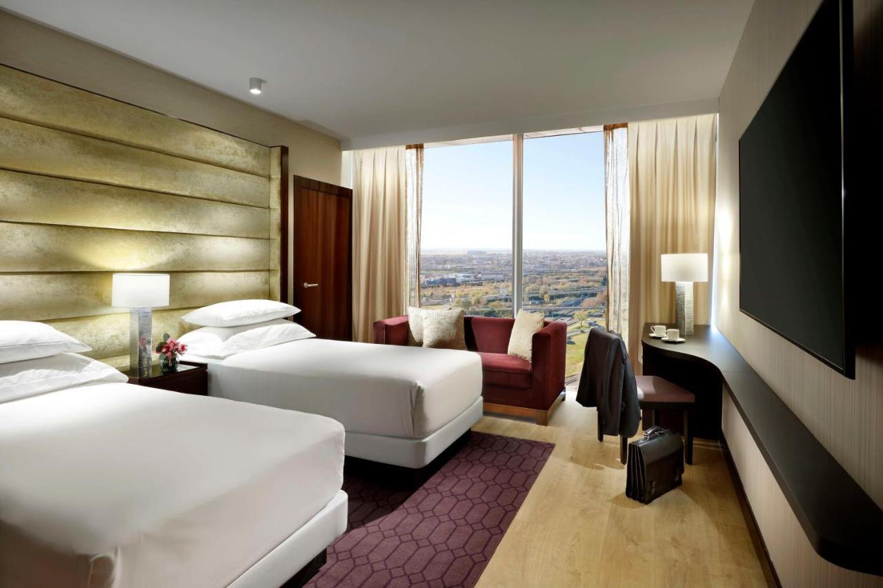 Hyatt Regency Barcelona Tower Hotel L'Hospitalet de Llobregat Kültér fotó A guest room at the hotel