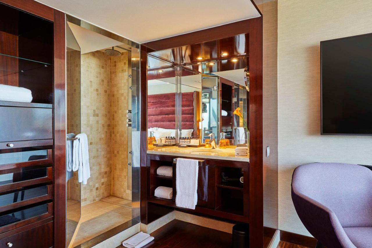 Hyatt Regency Barcelona Tower Hotel L'Hospitalet de Llobregat Kültér fotó Bathroom