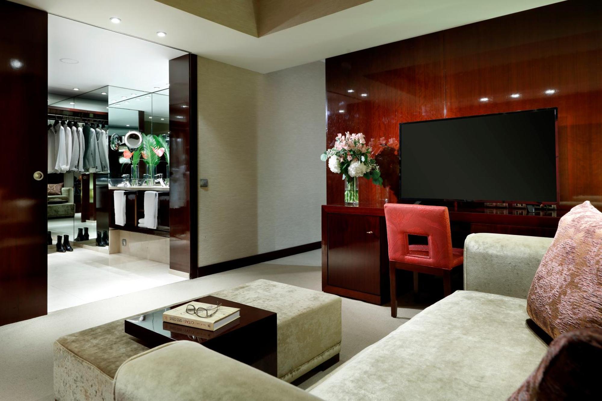 Hyatt Regency Barcelona Tower Hotel L'Hospitalet de Llobregat Kültér fotó A suite at the Mandarin Oriental, Hong Kong