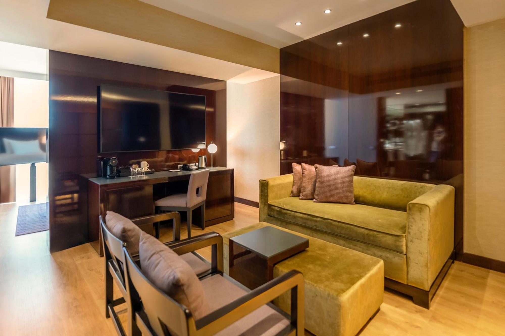 Hyatt Regency Barcelona Tower Hotel L'Hospitalet de Llobregat Kültér fotó A suite at the hotel