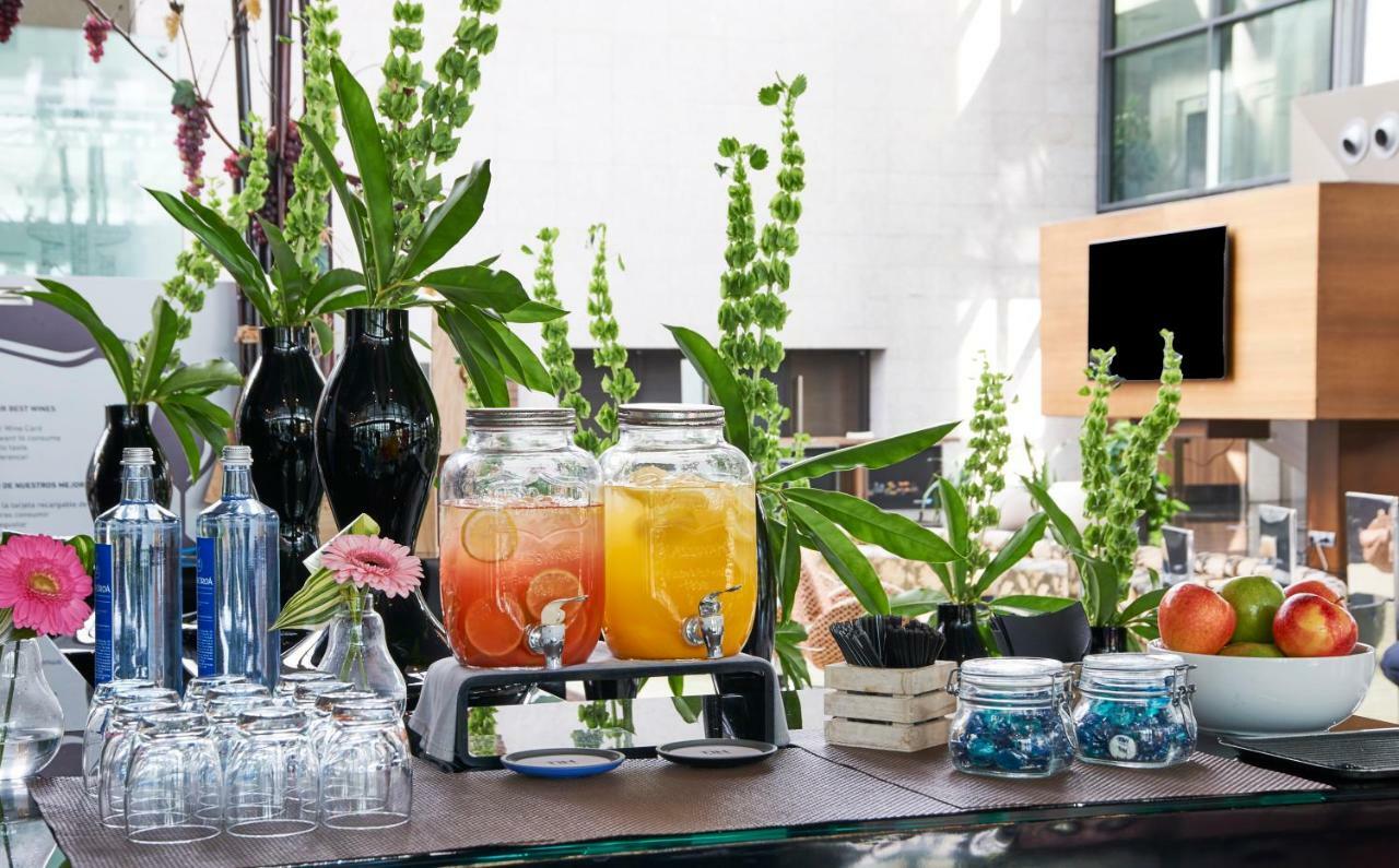 Hyatt Regency Barcelona Tower Hotel L'Hospitalet de Llobregat Kültér fotó A beverage station